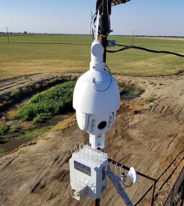 Una vista aerea di una telecamera a cupola su un palo