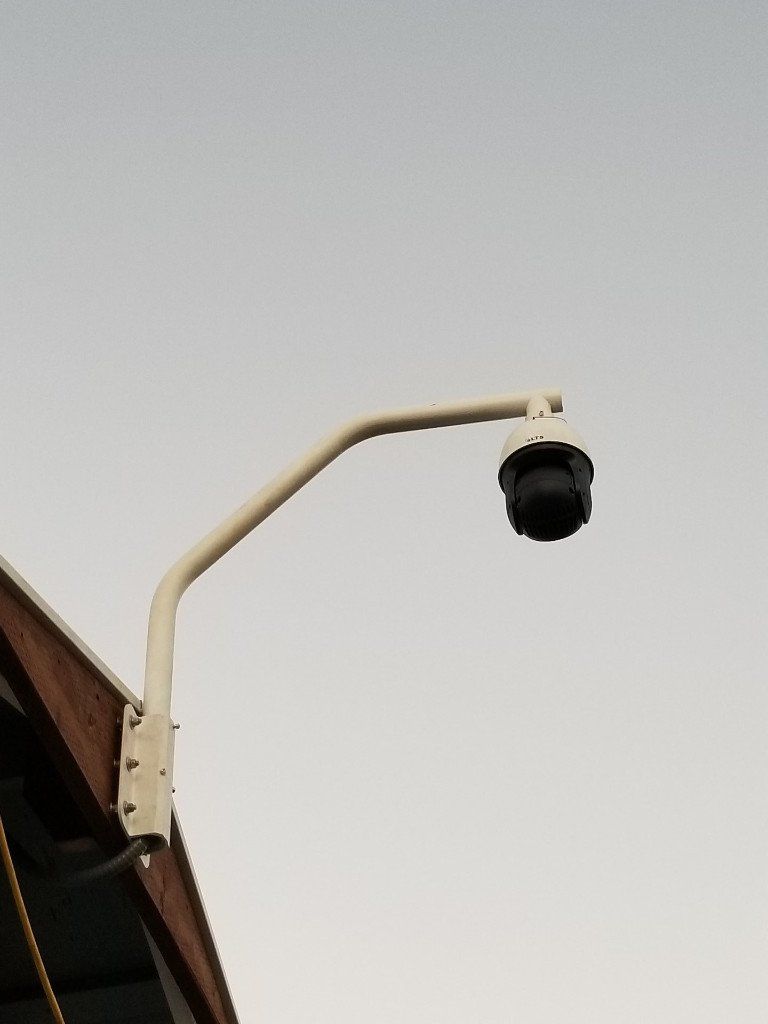 Eine an der Seite eines Gebäudes angebrachte Überwachungskamera