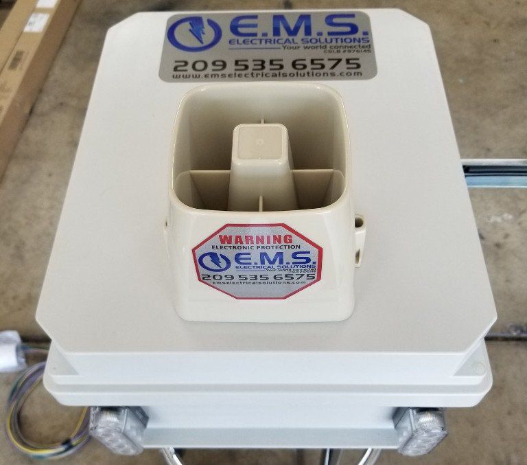 Una scatola bianca con un adesivo di avvertenza sopra