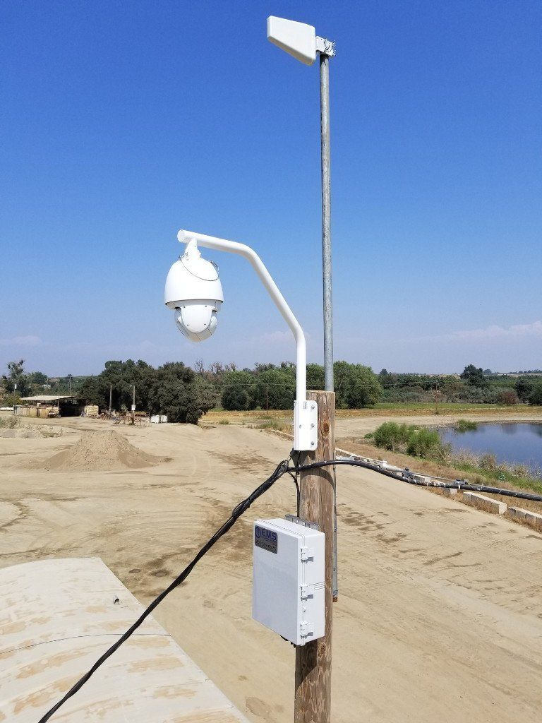 Una telecamera su un palo con una scatola attaccata