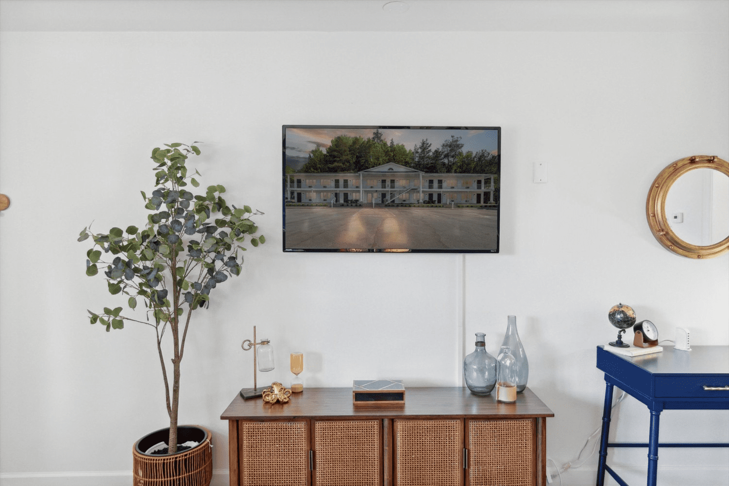 A living room with a flat screen tv hanging on the wall.