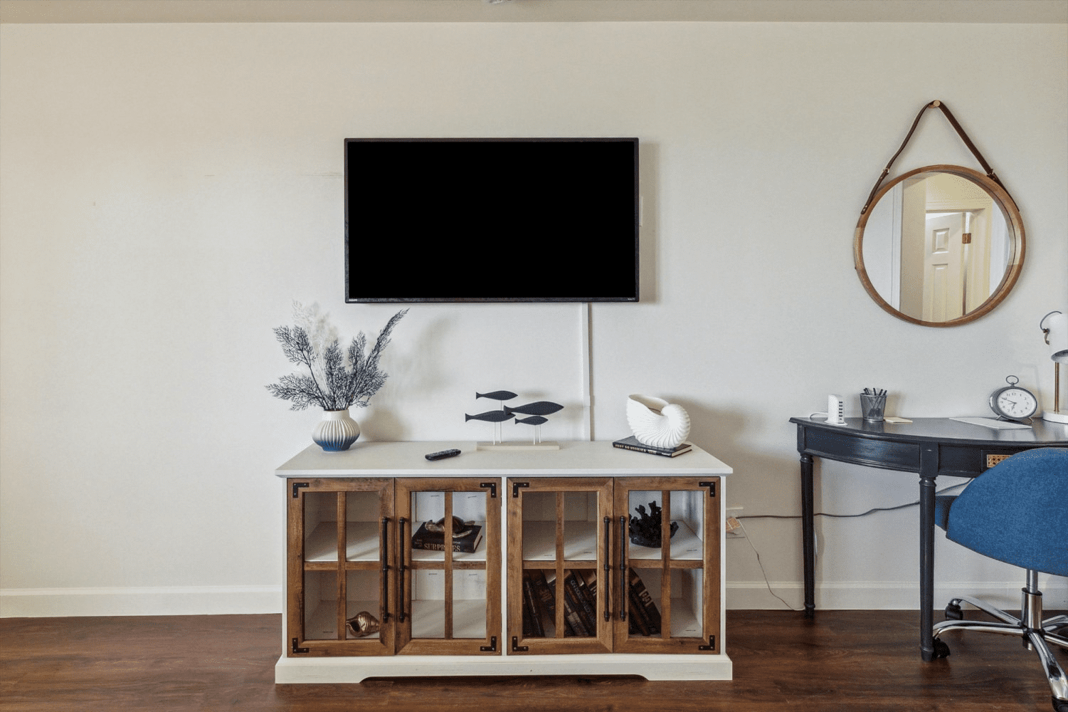 A living room with a flat screen tv mounted to the wall.