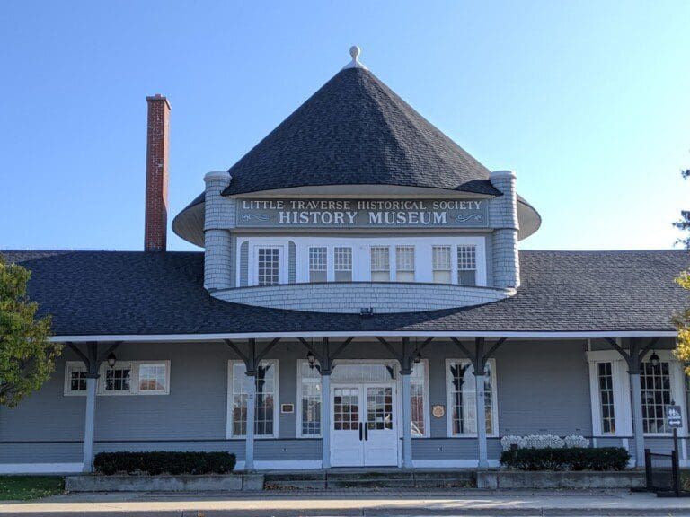 A building with a roof that says history museum on it