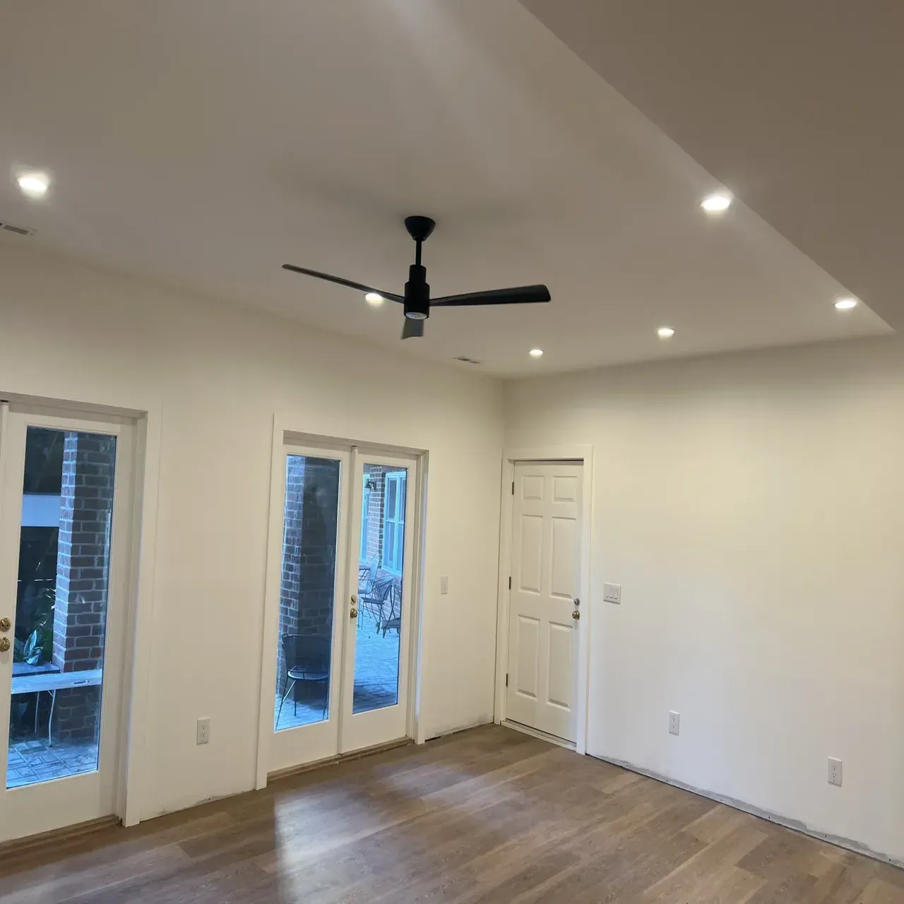 A ceiling fan is hanging from the ceiling of a room.