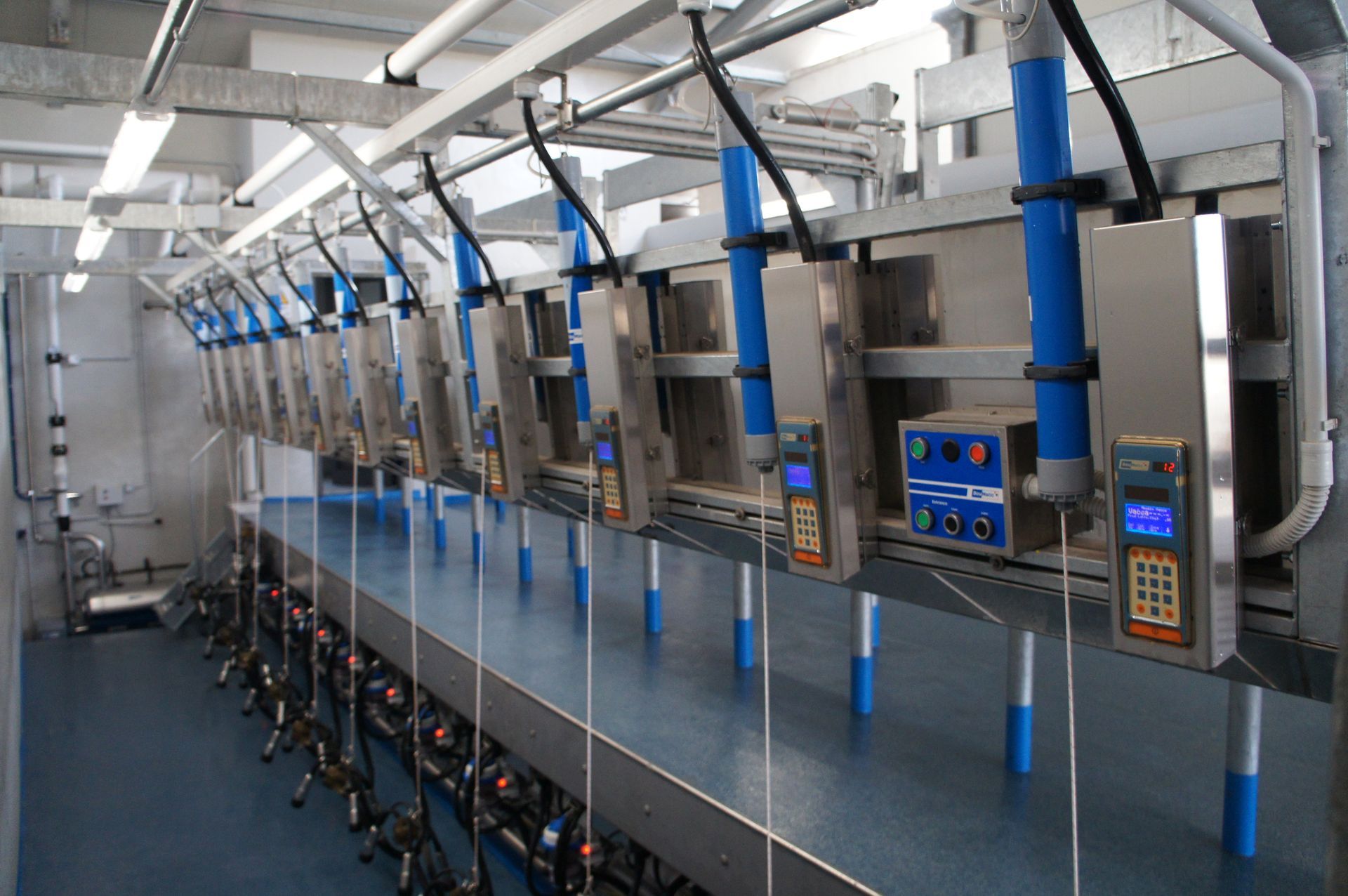 un edificio con molte macchine e un logo che dice giuseppe laforza