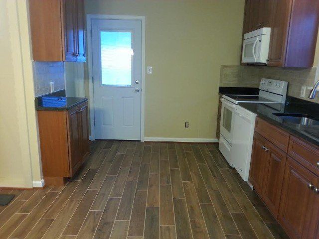 Note: Flooring,it's not wood it's ceramic