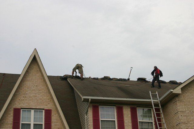 Roofer working on roof - Superior Roofing & Siding in Huntingtown, MD