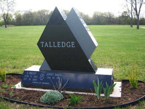 Upright die monument