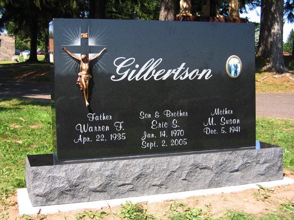 Upright die monument