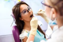 Dentista effettua una visita specialistica con strumenti d'avanguardia