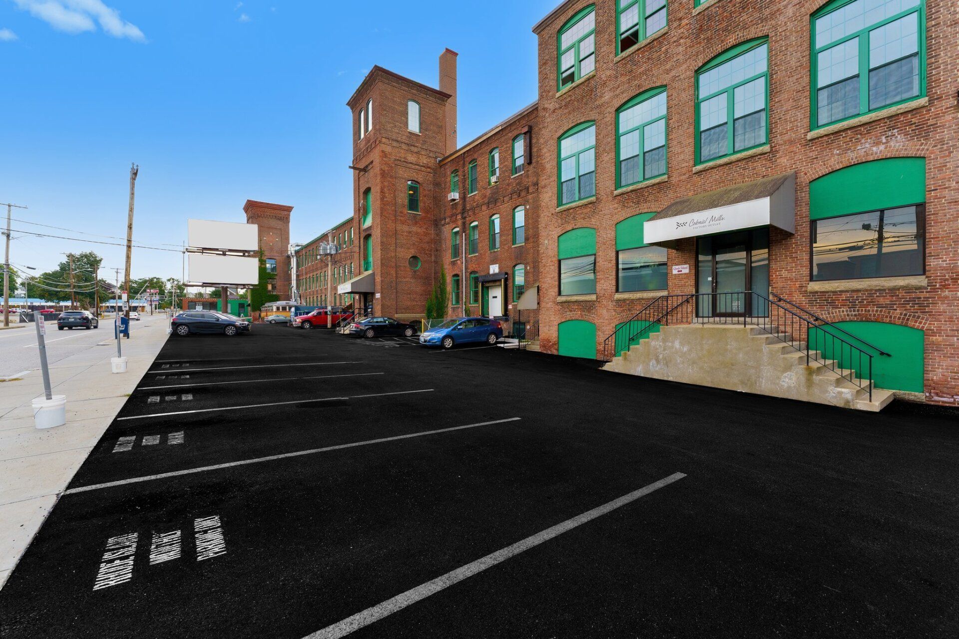 A parking lot with a lot of cars parked in it