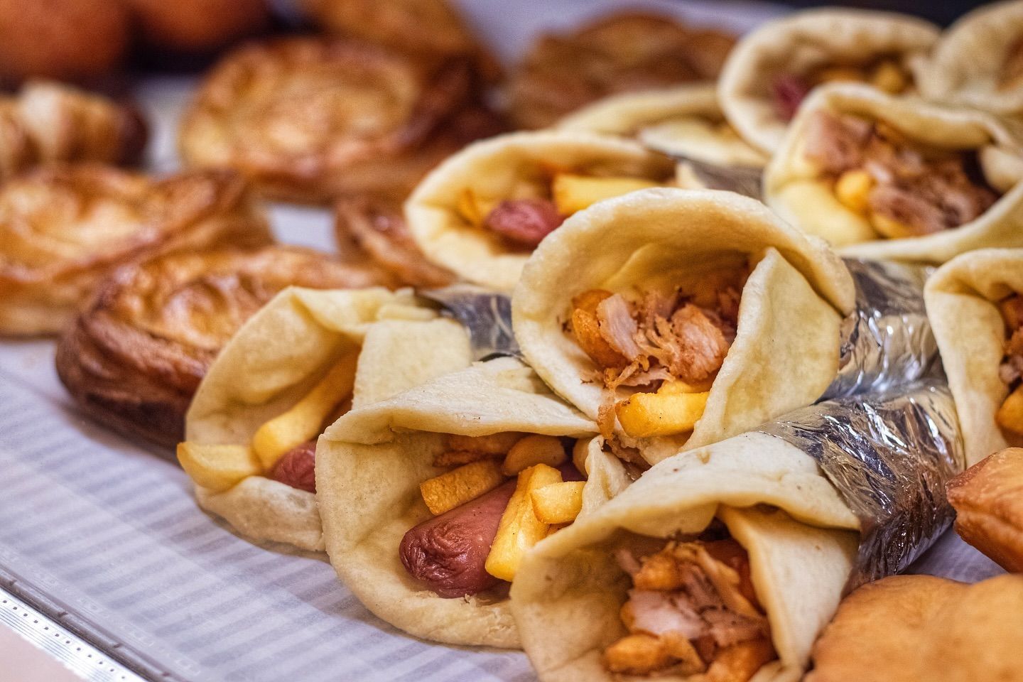 Un primo piano di un mucchio di cibo su un tavolo.