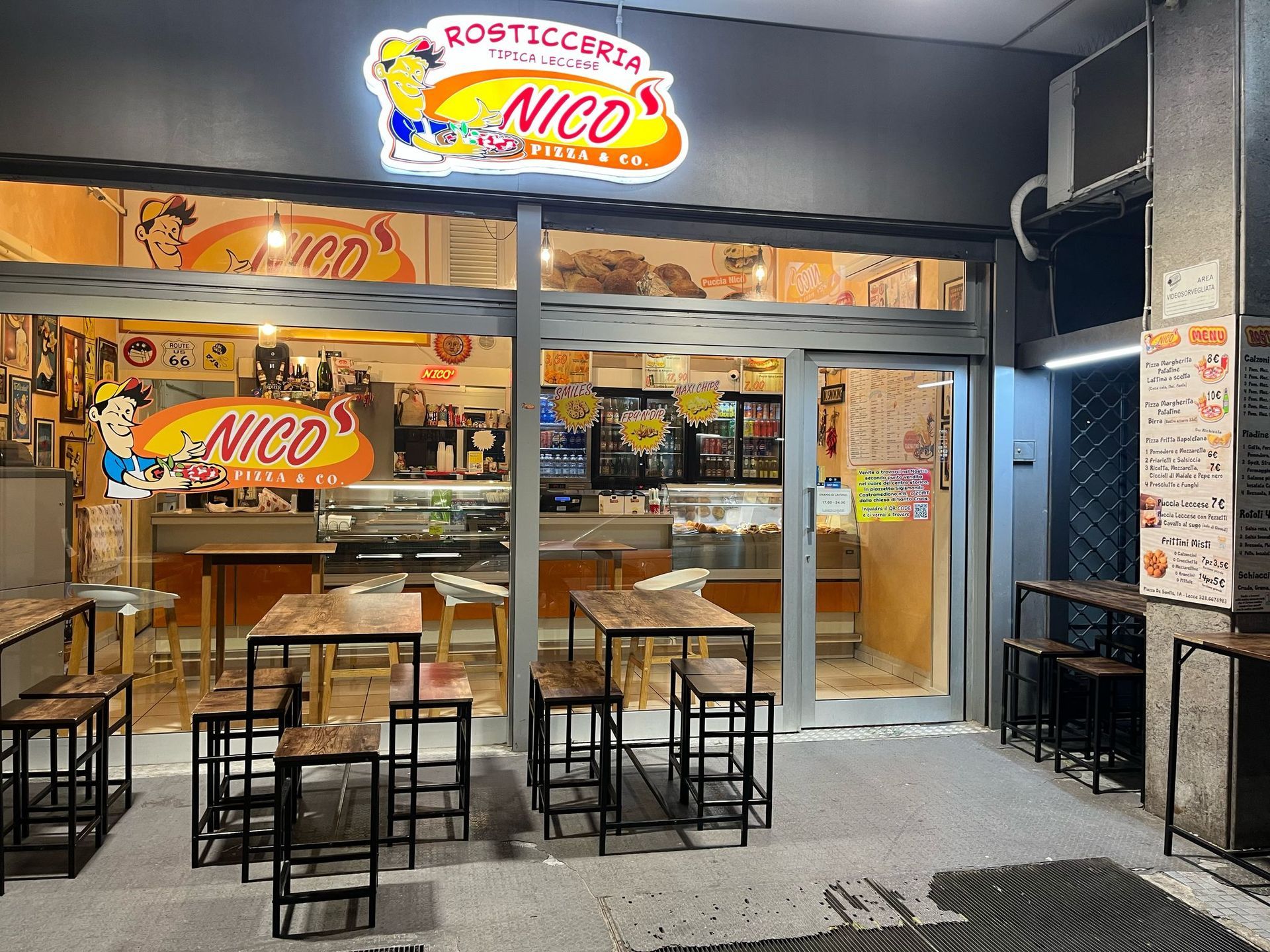 L'interno di una pizzeria Nico's