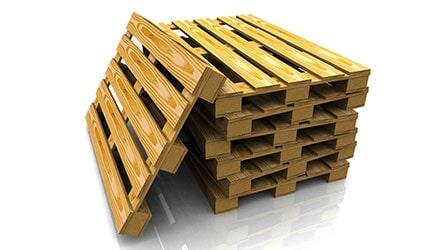 Fabricar tarimas de madera es un proceso que requiere desde un buen árbol hasta procesos químicos