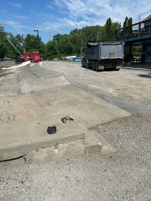 Un camion-benne est garé dans un terrain de gravier