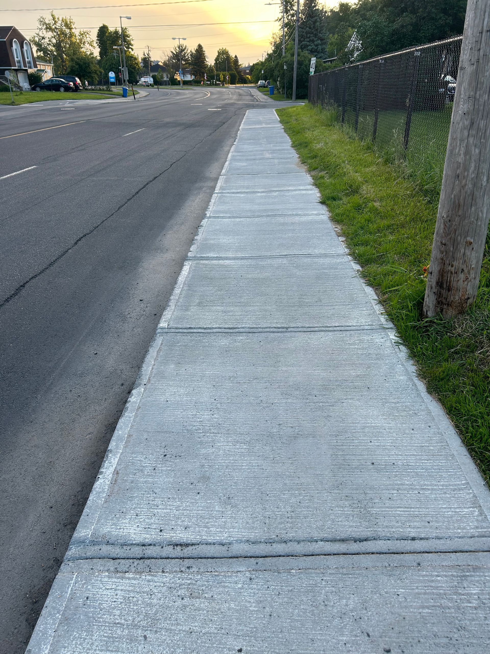 Un trottoir en béton au bord d'une route.