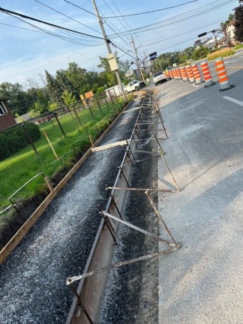 Un mur de béton est en cours de construction au bord d'une route