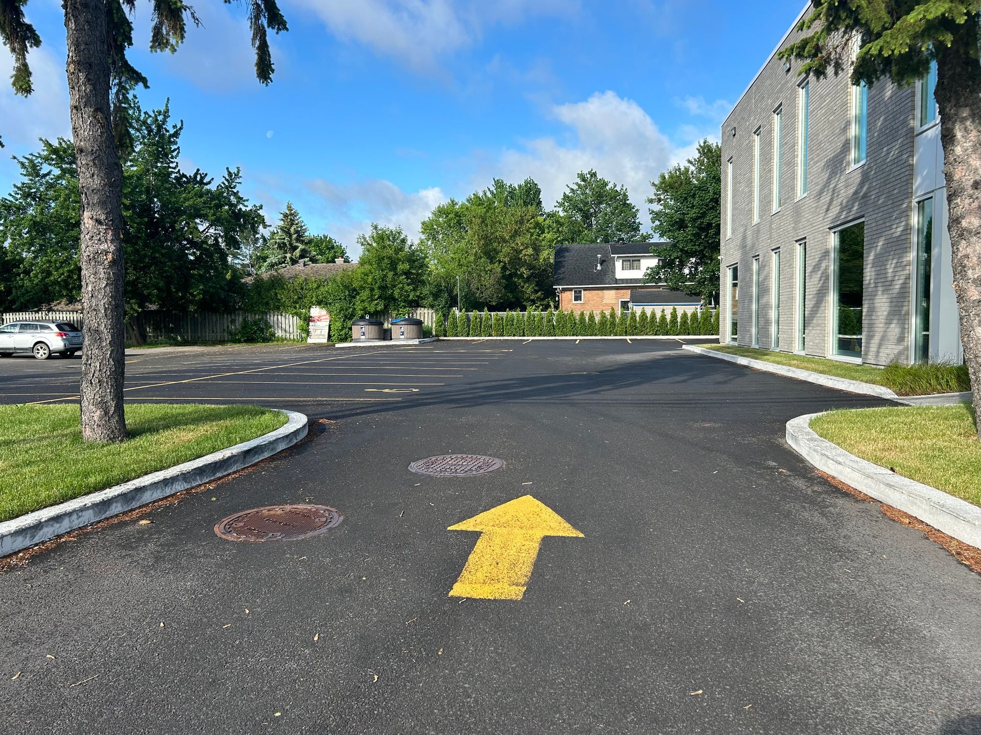 Une route avec une flèche jaune pointant vers la droite