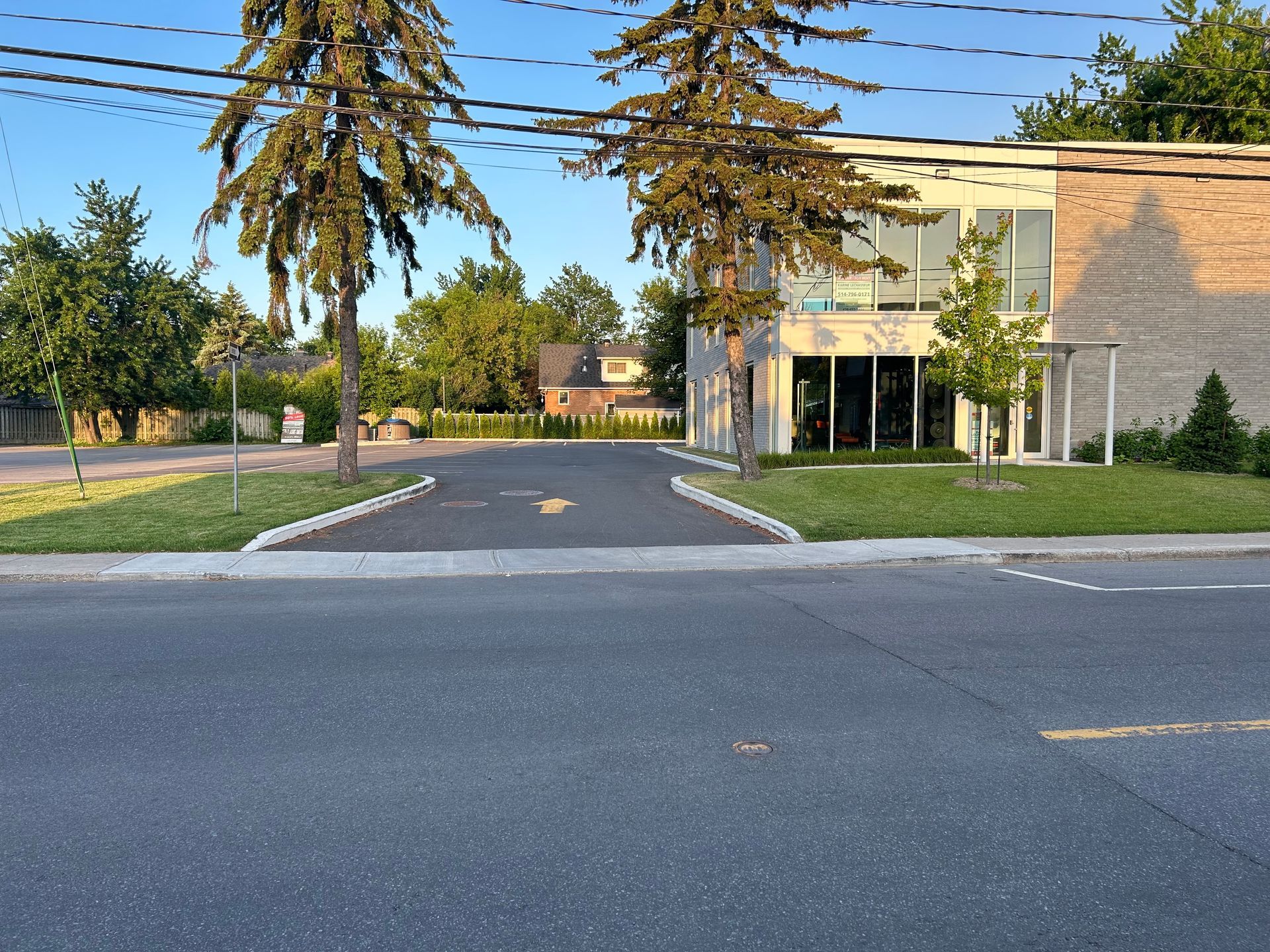 Un bâtiment en brique avec une allée qui y mène