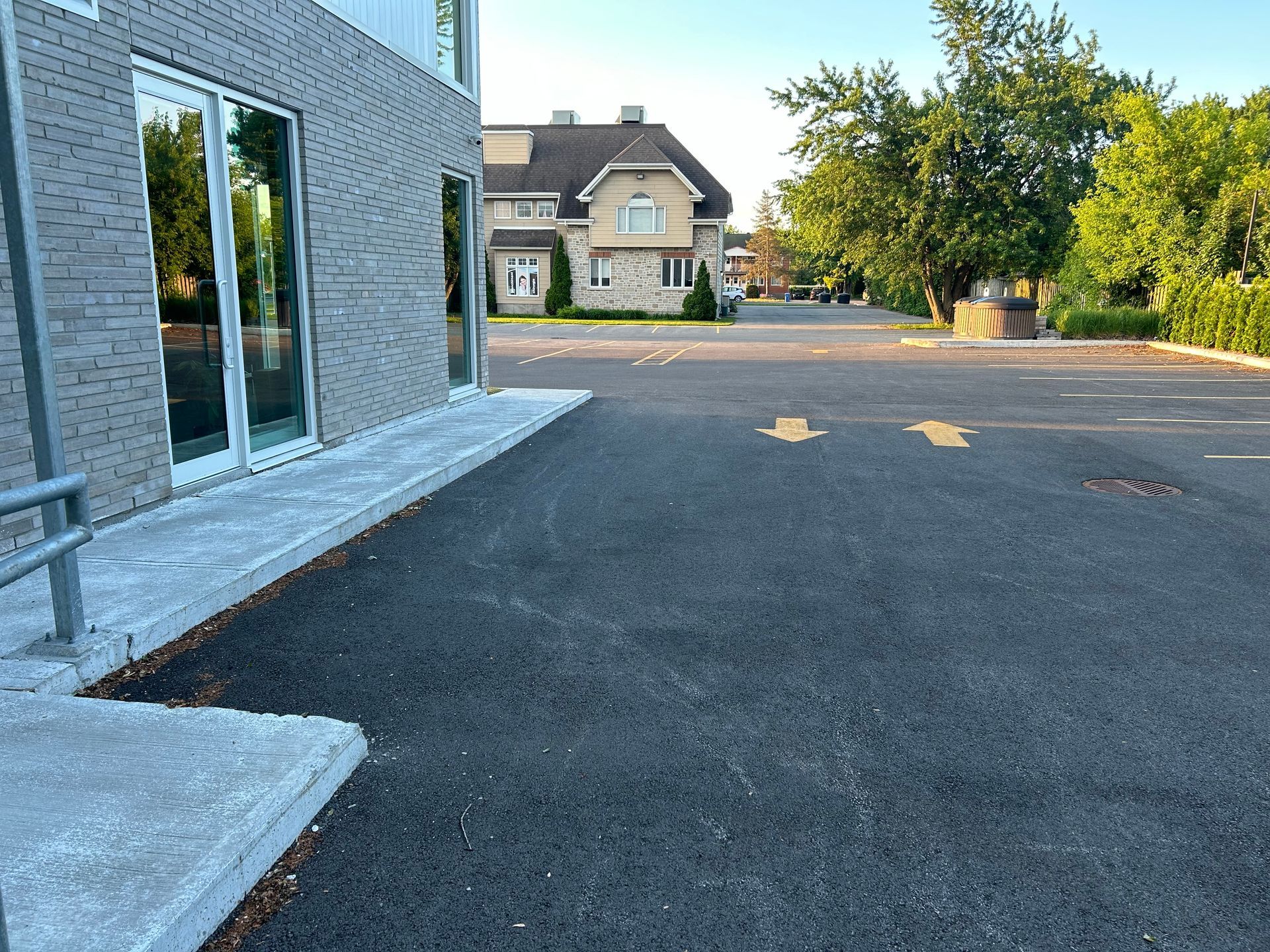 Un bâtiment en brique avec un parking devant