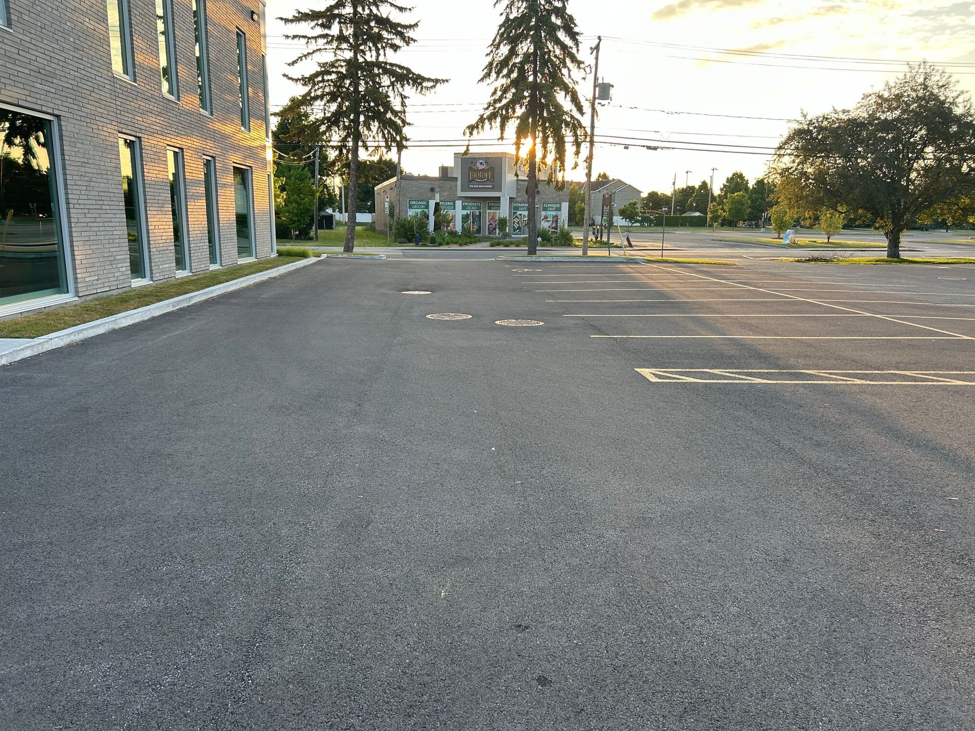 Un parking avec un bâtiment en arrière-plan