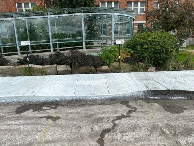 Un trottoir avec un bâtiment en brique en arrière-plan