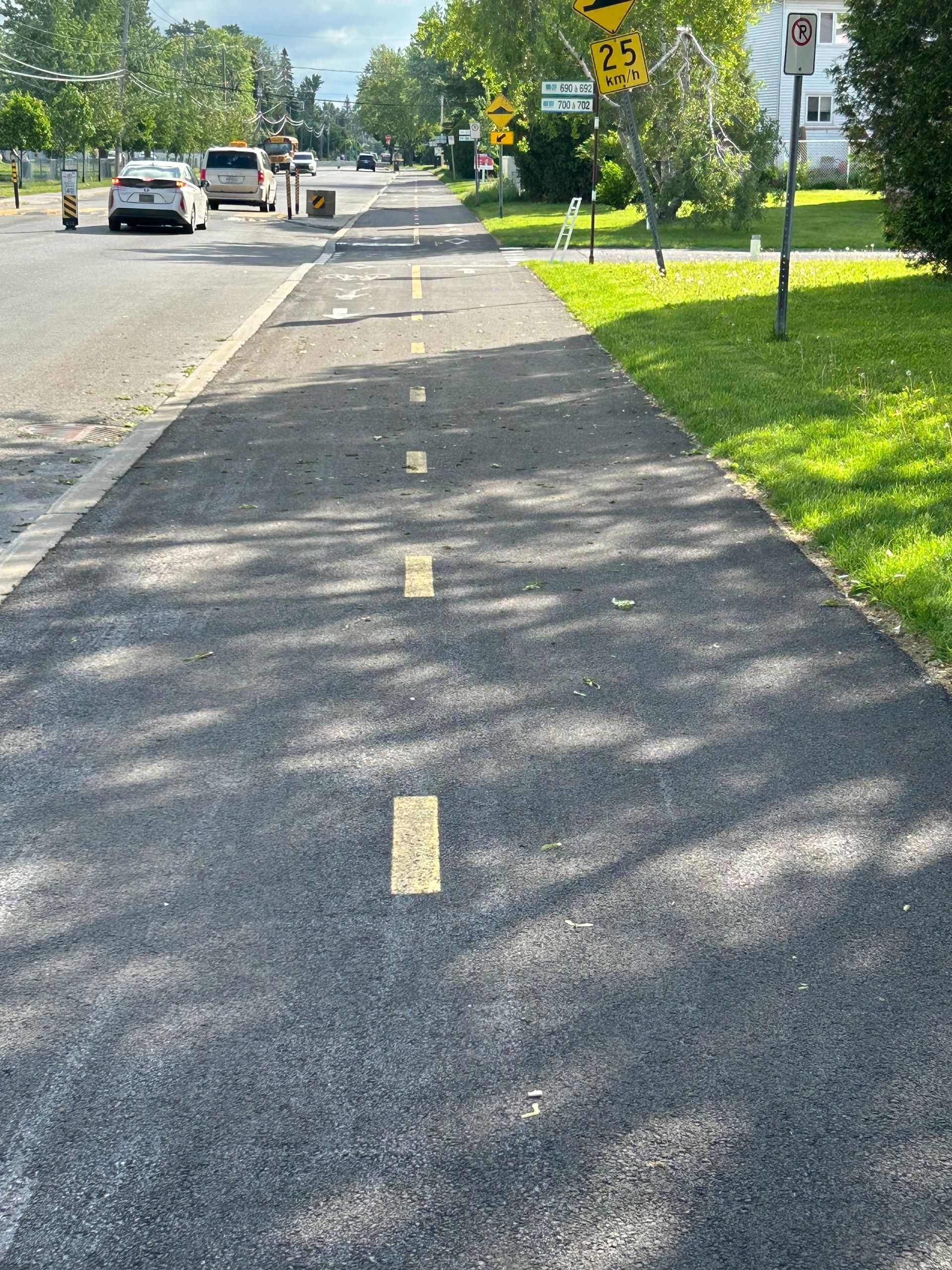 Une route avec un panneau jaune interdisant de stationner