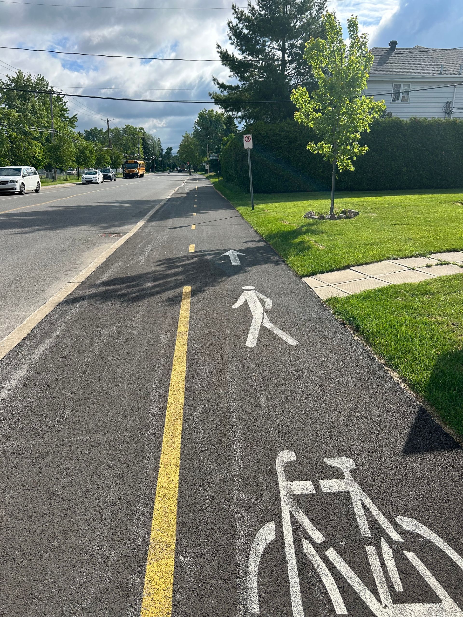 Une piste cyclable est peinte sur le bord de la route
