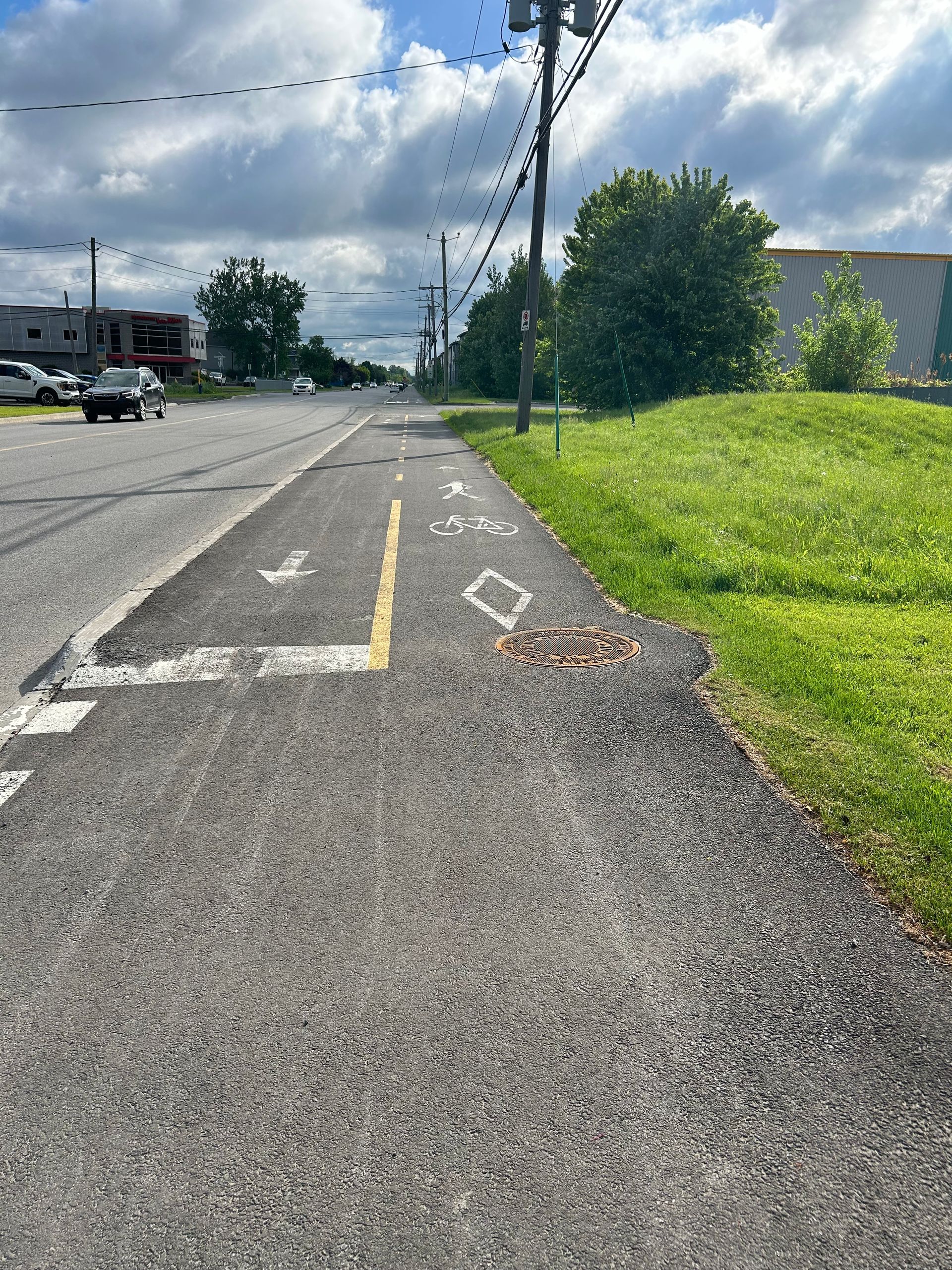 Une route avec une piste cyclable sur le côté