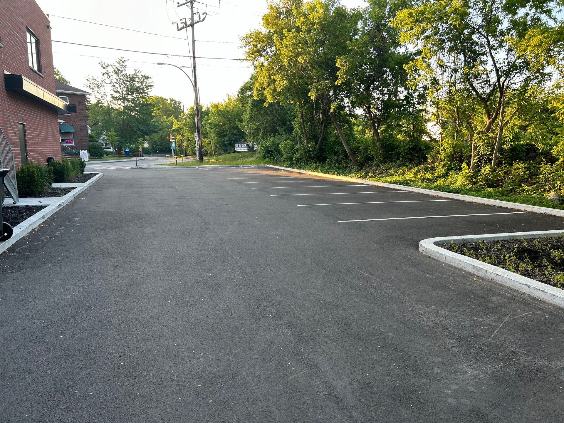 Une rangée de places de stationnement en bord de route.