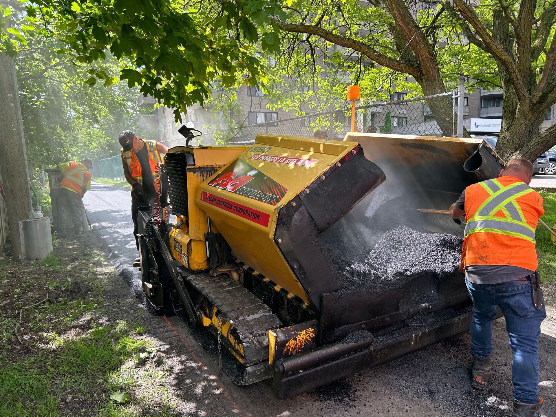 Un groupe d'ouvriers du bâtiment travaillent sur une route.