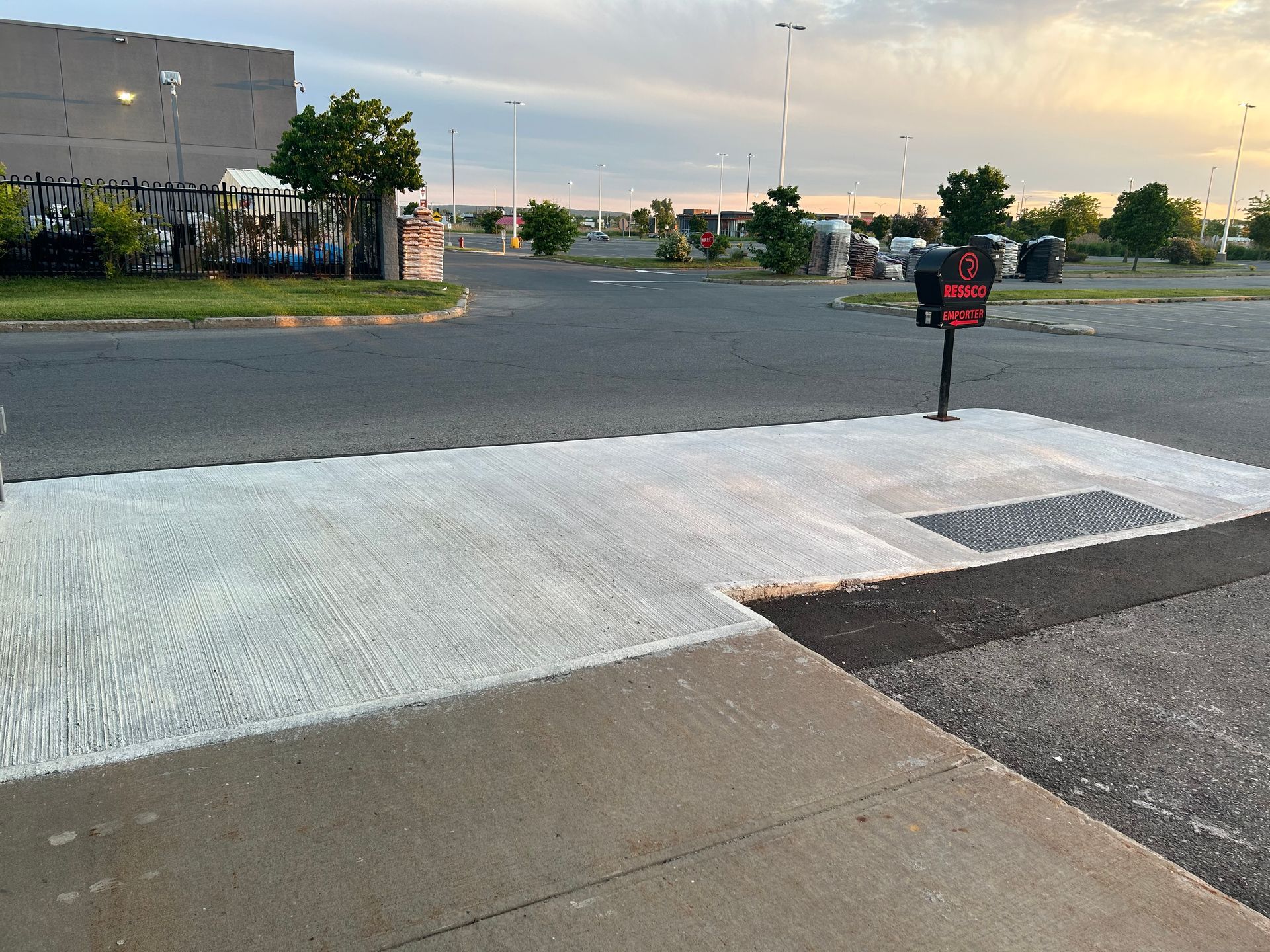 Une rue avec un panneau d'arrêt sur le côté
