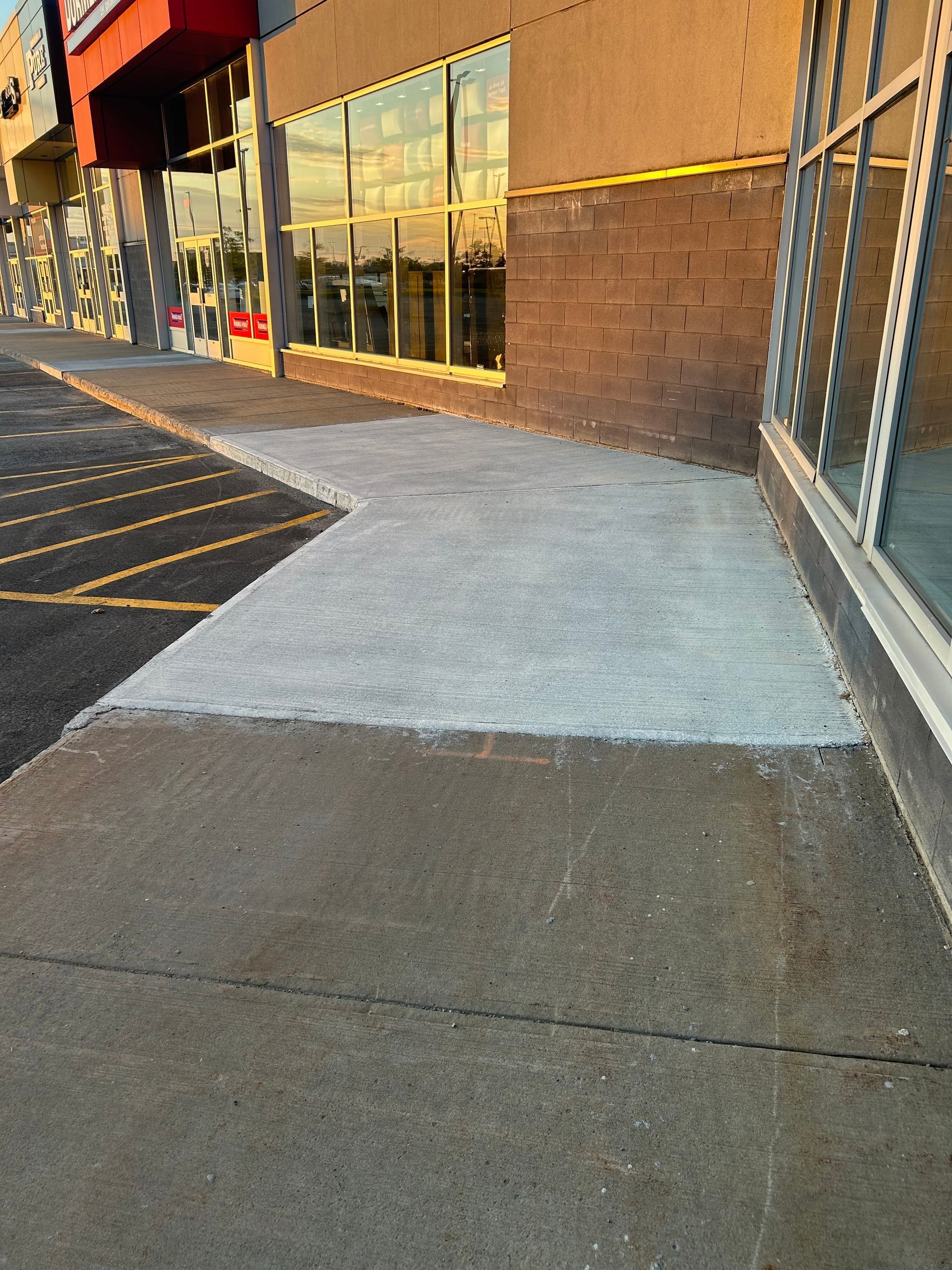 Un bâtiment en brique avec un trottoir devant