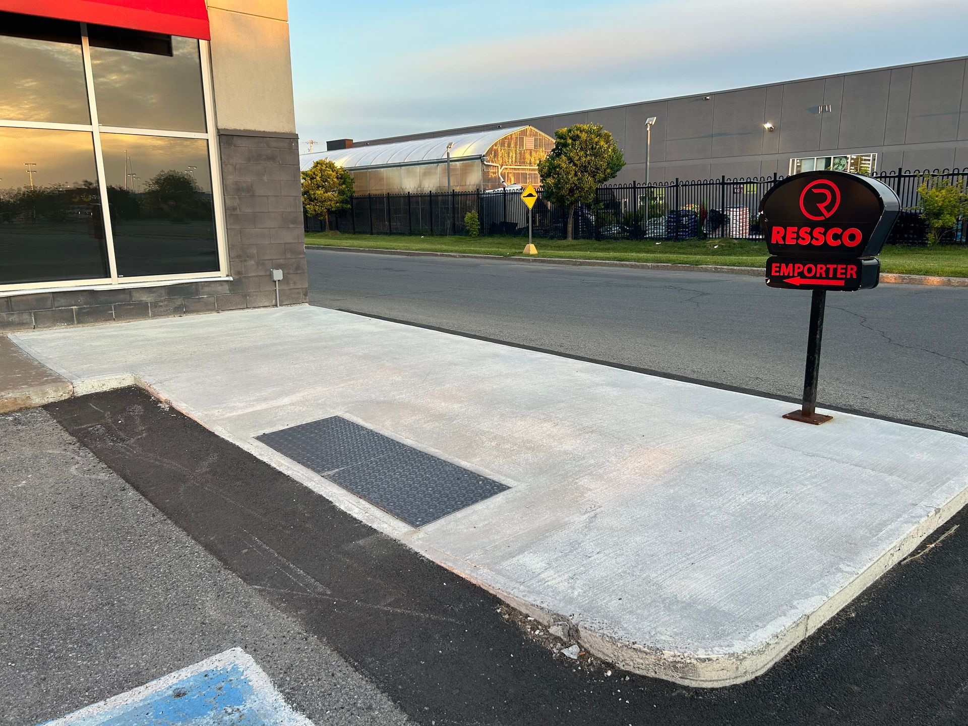 Un parking avec un panneau indiquant rescco dessus