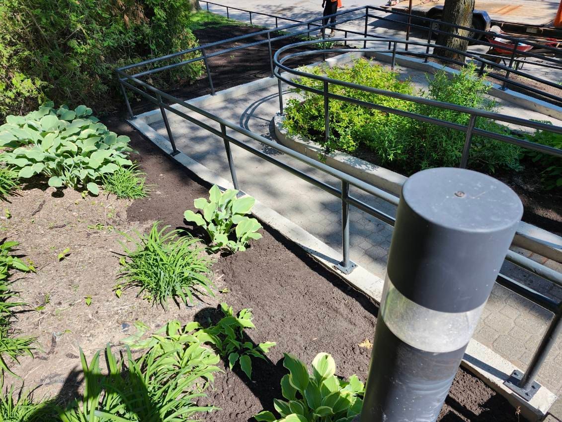 Une rampe dans un parc avec un poteau au premier plan.
