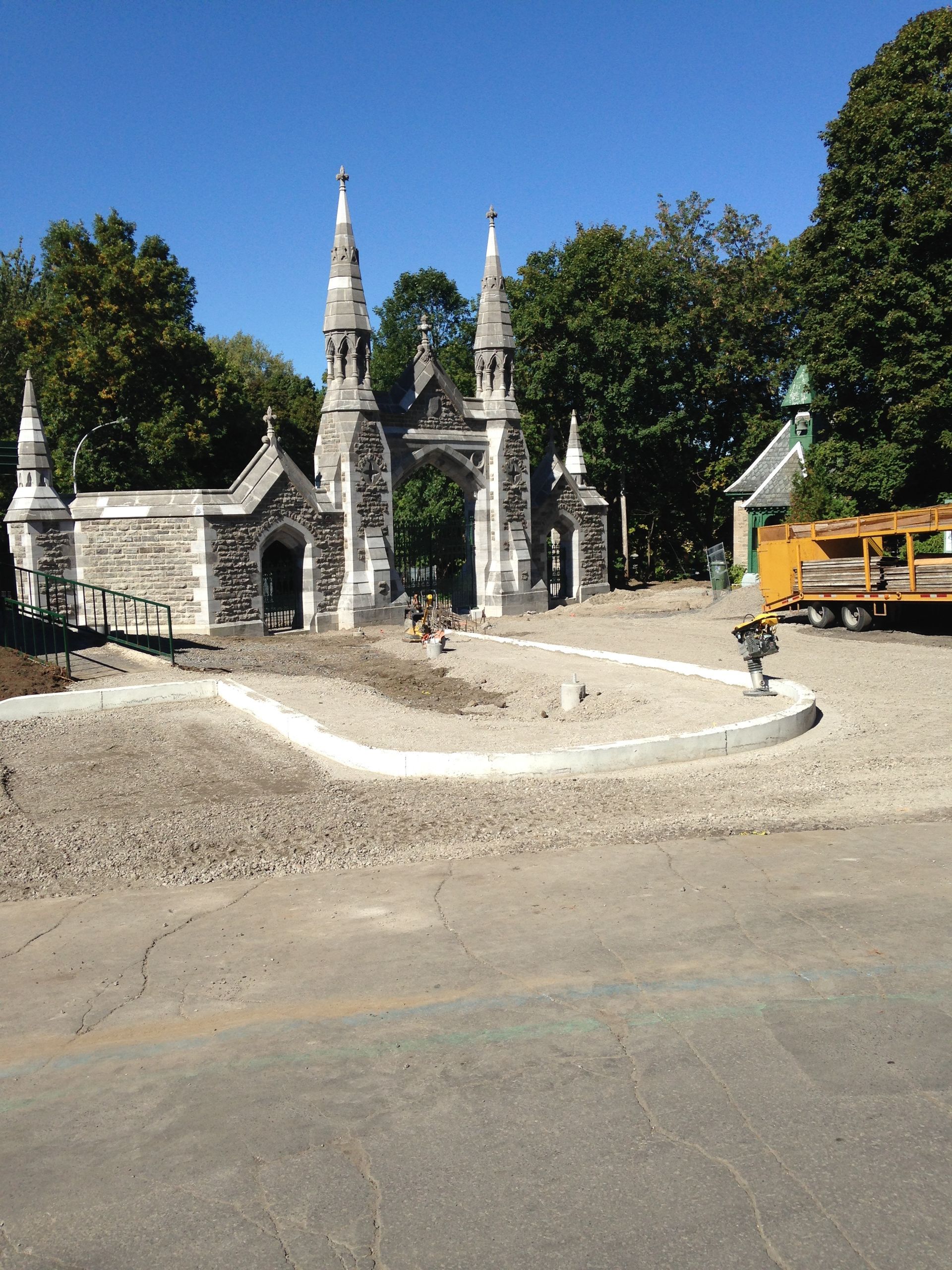 Un grand bâtiment en pierre avec un camion jaune garé devant