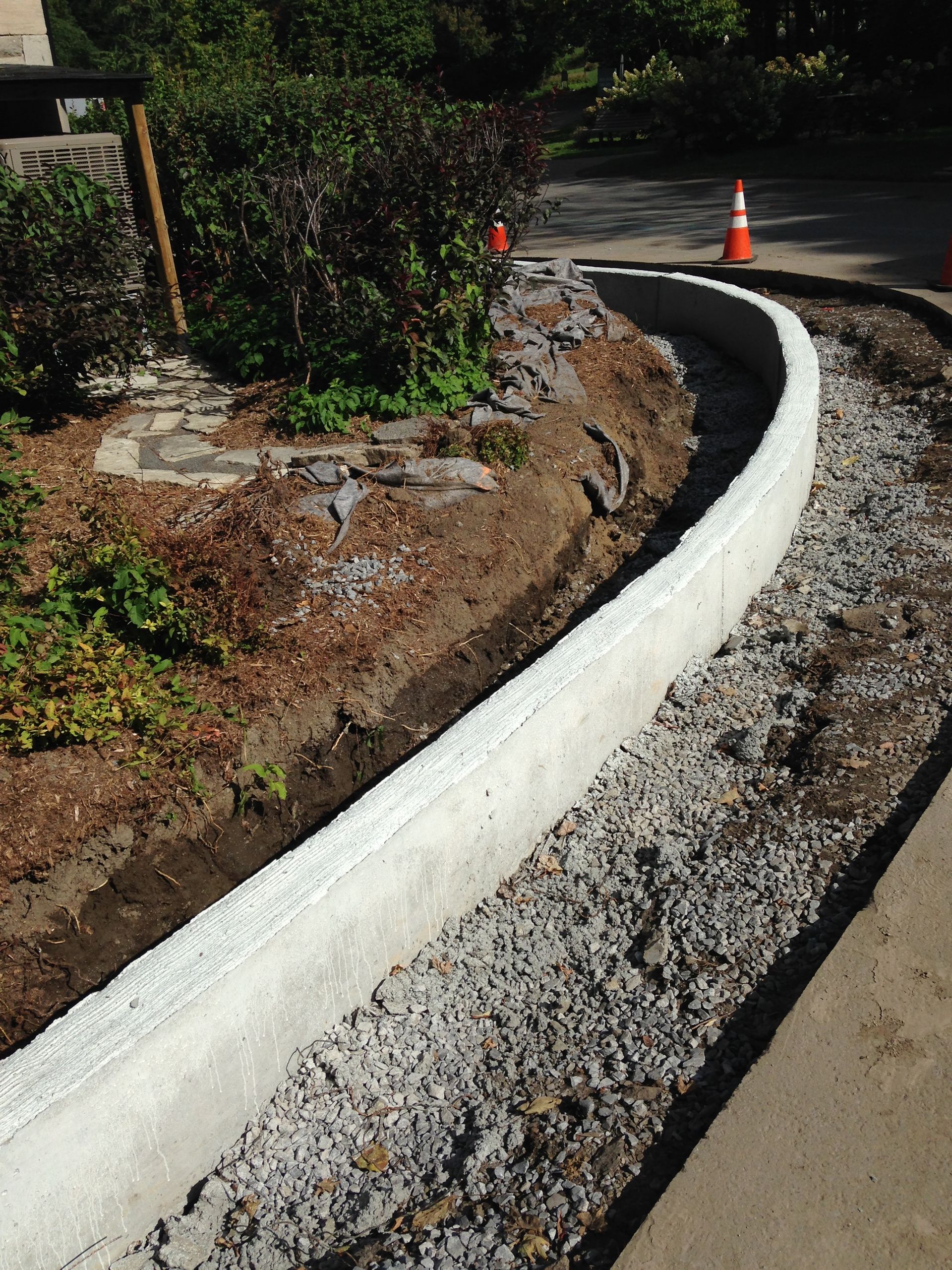Une bordure en béton est en cours de construction sur le bord d'une route