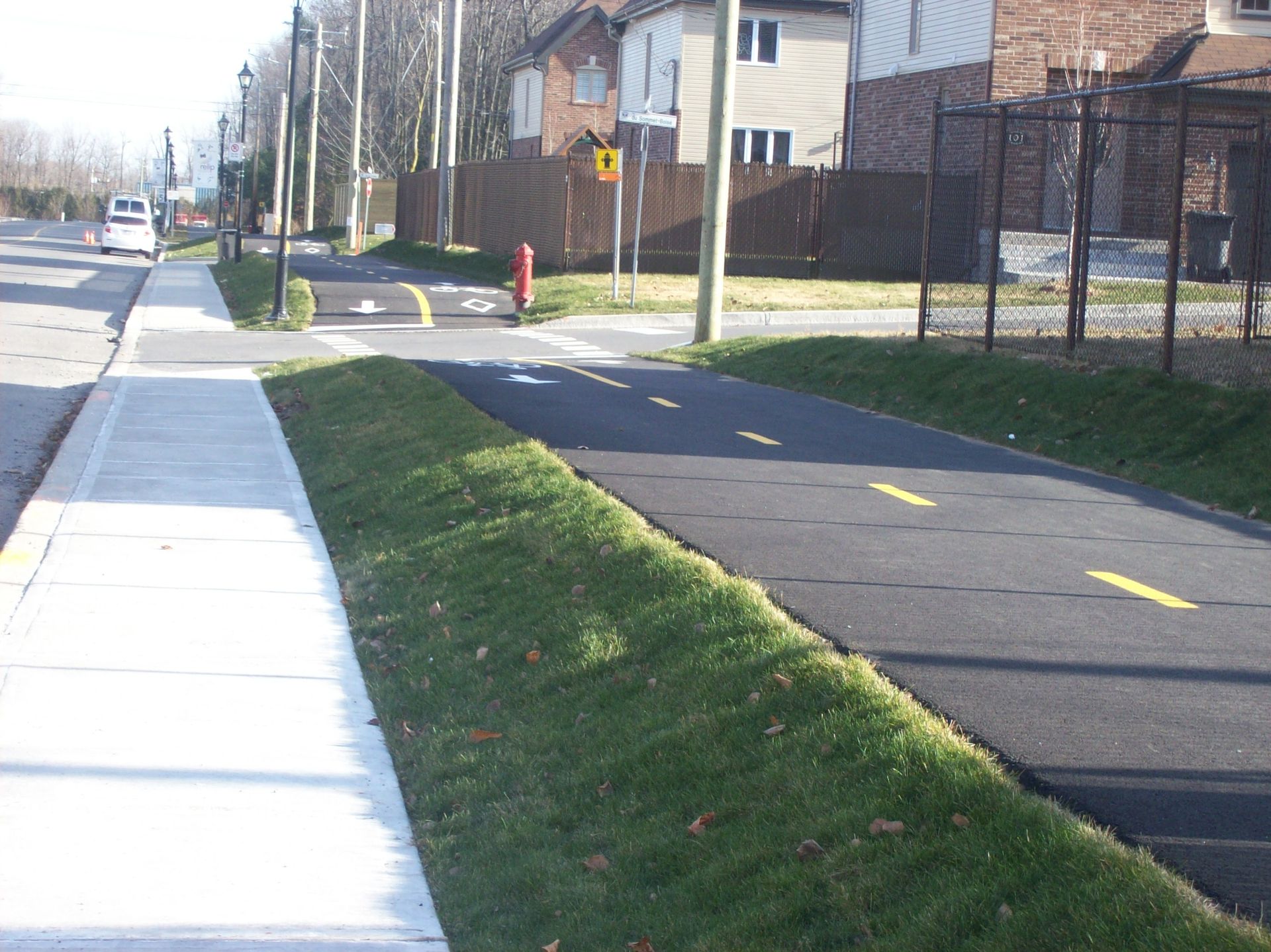 Une rue avec un trottoir et une piste cyclable