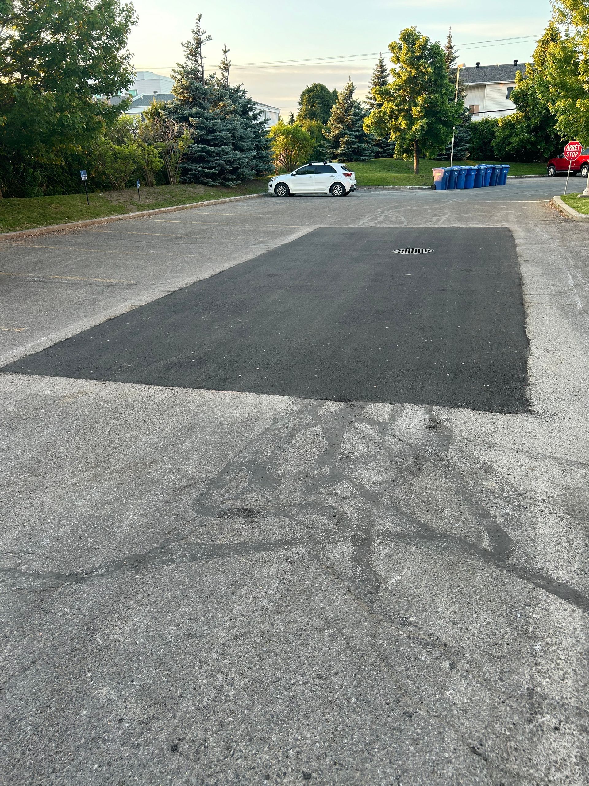 Une voiture blanche est garée dans un parking