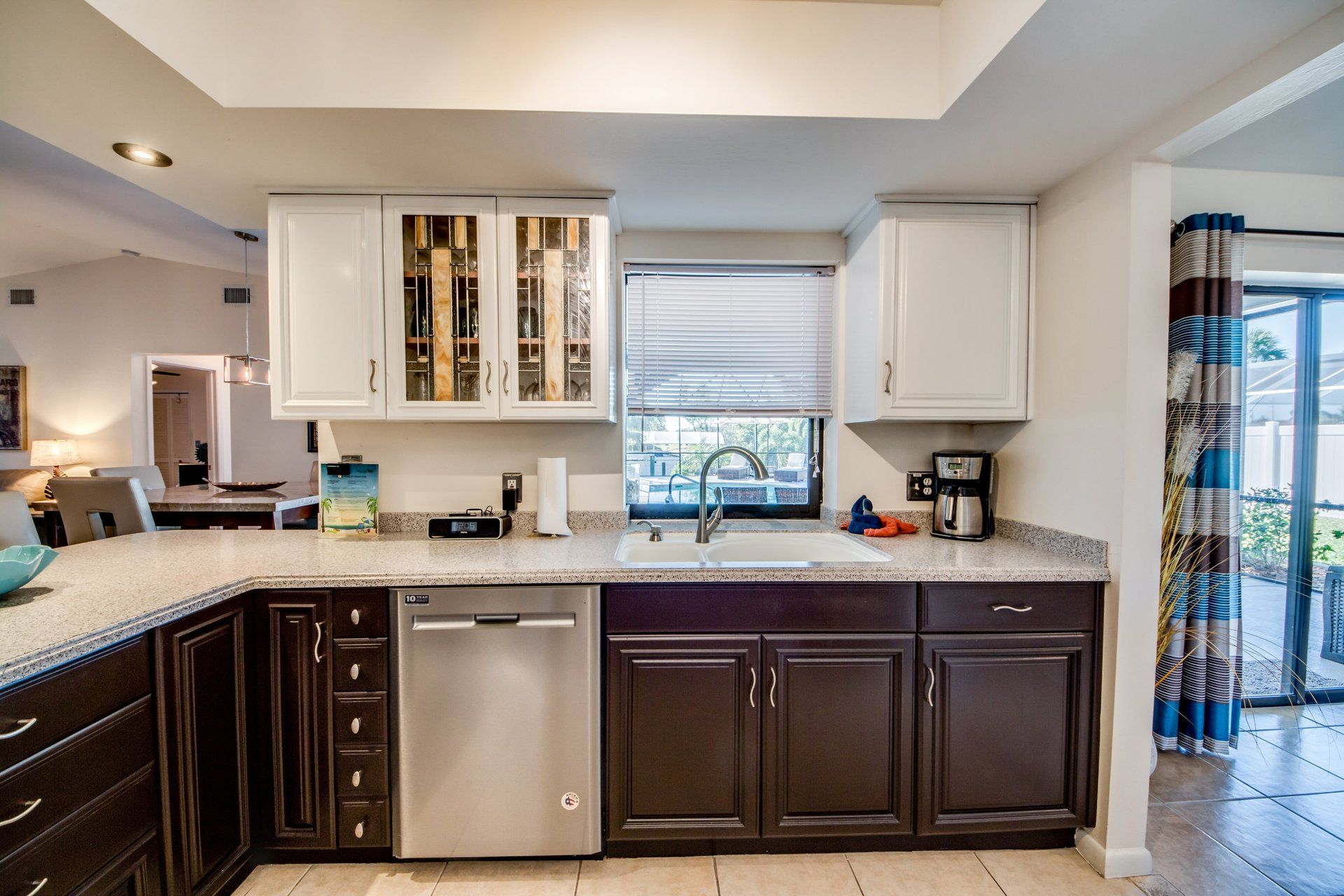 Villa Lion's Garden - Kitchen & Dining Area