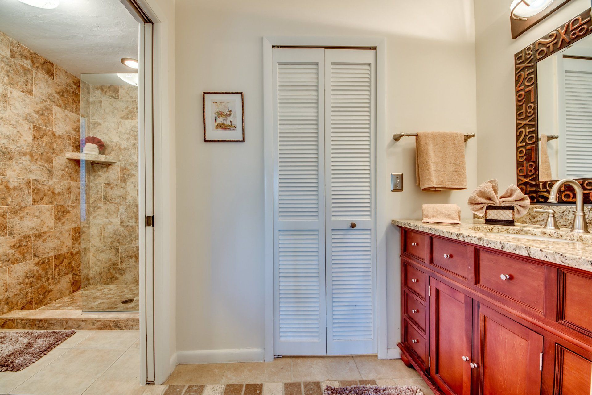 Villa Lion's Garden - Master Bathroom