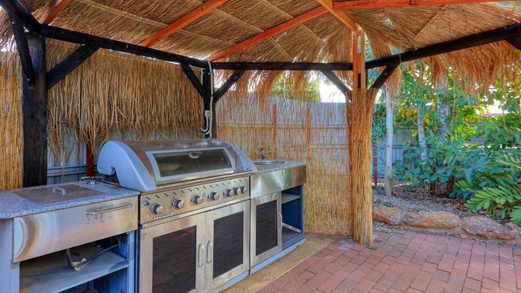 Rooms With Sofa And Dining Table, Microwave And Television — Townview Motel In  Mount Isa QLD