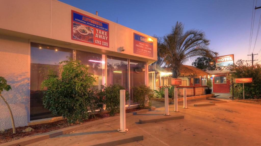 Bathroom Area With Bathtub And Faucet And Sink — Townview Motel In  Mount Isa QLD