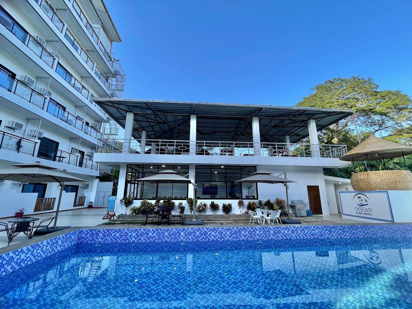 A large building with a swimming pool in front of it.