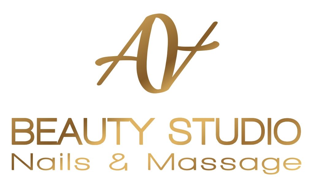 Logo astratto nero e rosso: un quadrato inclinato, una parentesi angolare in basso a destra e un diamante rosso.