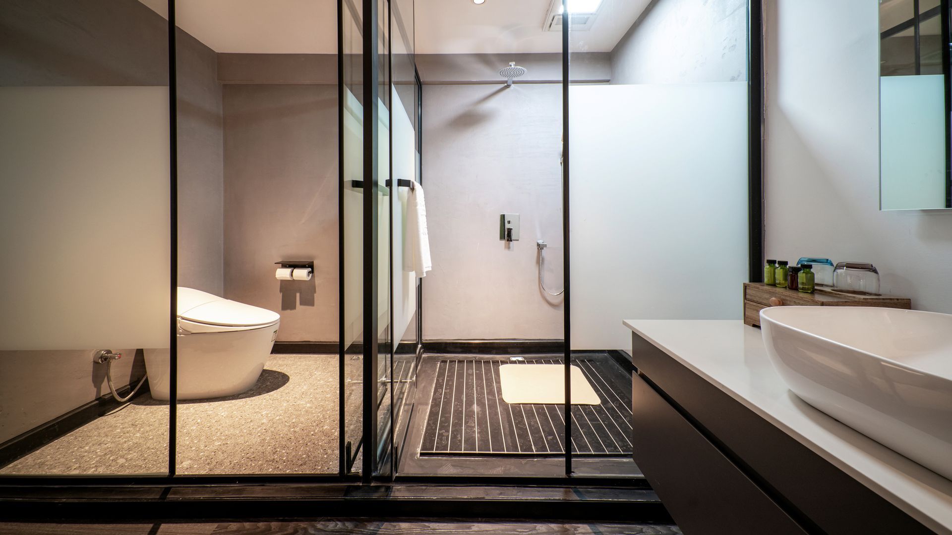 Close Up of a Modern Shower Enclosure Glass Door | Garfield, NJ - AAA Metal and Glass Inc.