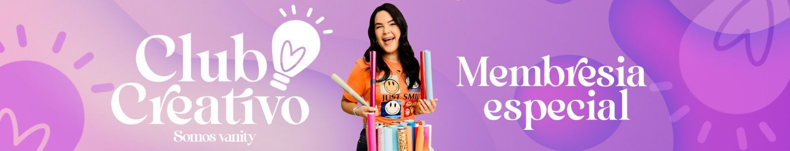Una mujer está parada frente a un fondo morado que dice club creativo