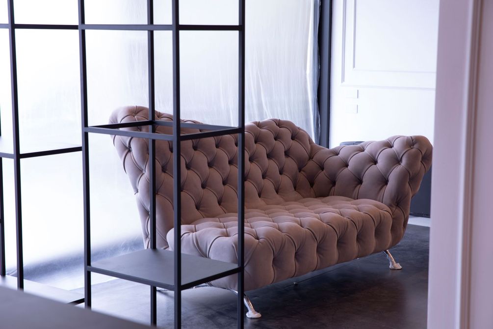 Un professionista utilizza uno scanner digitale per il cuoio capelluto per esaminare i capelli e il cuoio capelluto di una persona durante una consulenza dermatologica.