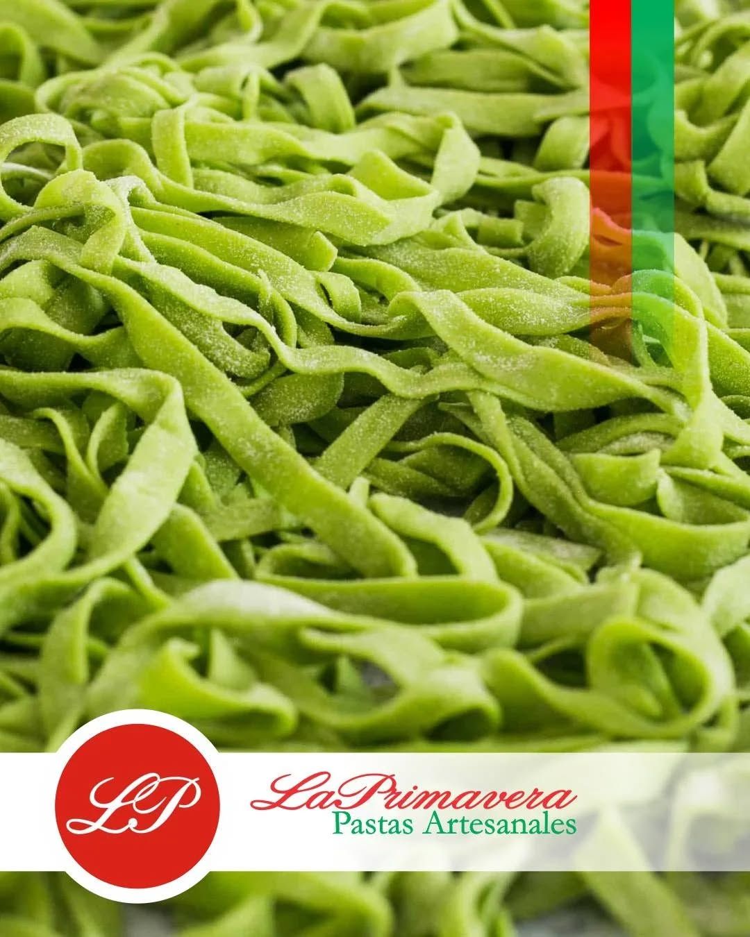 Pasta tagliatelle verde con logo de la marca en rojo y verde: La Primavera Pastas Artesanales.