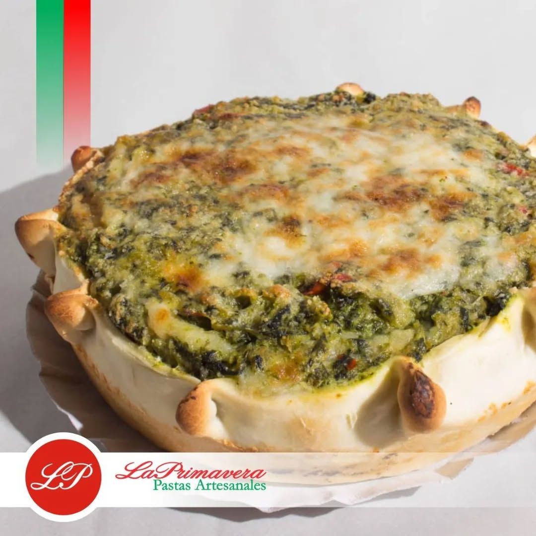 Un pastel de espinacas al horno con una corteza dorada
